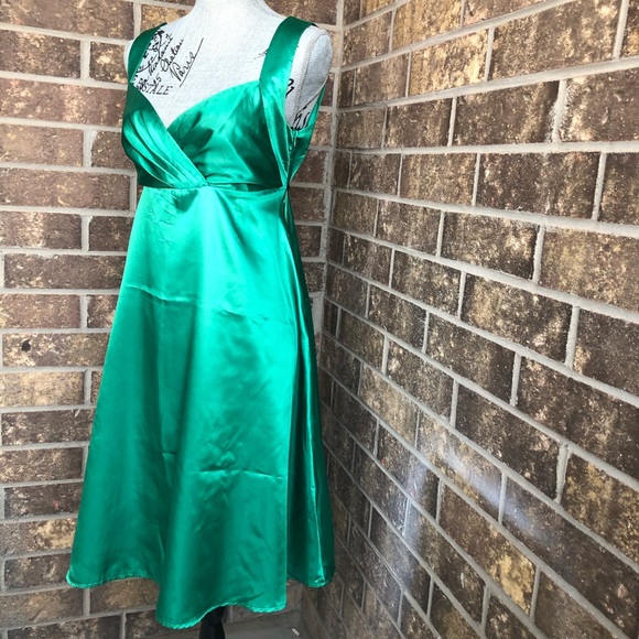 Emerald Green Dress - Picture 3 of 10